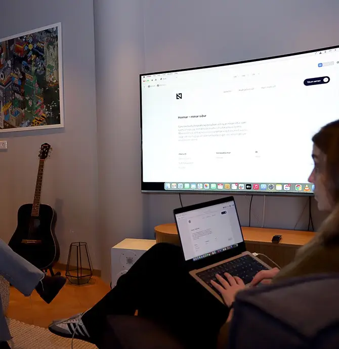 Starfsmenn Norda fara yfir hönnun á stórum skjá